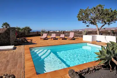 Image de De superbes vues panoramiques sur la mer, l'île de Fueterventura et les montagnes