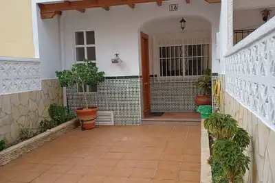 Image de Maison De Ville Avec Patios, Bbq, Wifi Gratuit Et Parking 5 'À Pied De La Plage