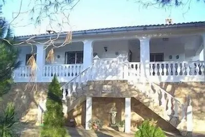 Jolie villa espagnole située dans une vallée pittoresque