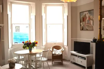 Image de Élégant appartement Regency de 2 chambres avec jardin isolé. Vues sur la mer. 4 couchages