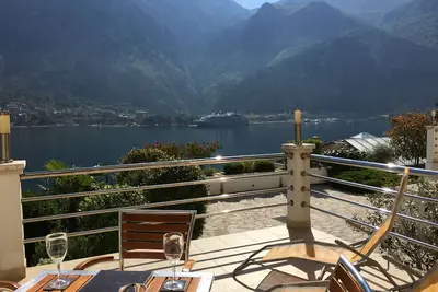 Image de Rez-de-chaussée. Terrasse privée, piscine partagée, vue sur le fjord de la vieille ville de Kotor