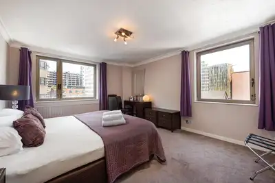 Image de 4 minutes à pied de Tower Bridge, wifi rapide, ascenseurs, 2 chambres, appartement au dernier étage