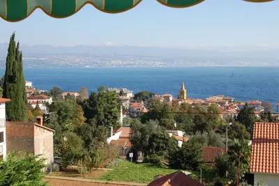 Image de Vue fantastique sur la mer, près de la baignoire, endroit calme, appartement moderne ****