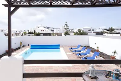 Image de Villa de 2 chambres, grande piscine, wifi, grand espace extérieur. .