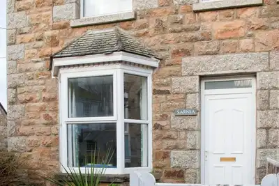 Image de Lumineux, plan ouvert, chalet modernisé avec balcon, à 1 minute de la plage