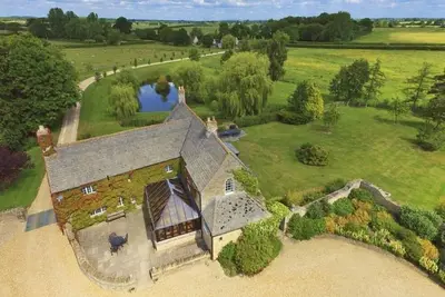 Image de The Cotswold Manor Hall, spa exclusif, granges de jeux / événements, 70 acres de parc