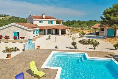 Image de Retraite de Charme avec Piscine, Entourée d'Oliviers et de Vignobles