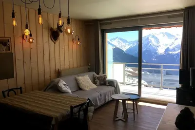 Au pied des pistes dans le centre de la station de l'Alpe d'huez (Vieil Alpe)
