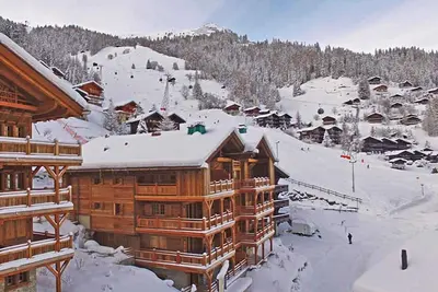 Image de Superbe chalet penthouse, meilleur emplacement, accès direct aux pistes et au village!