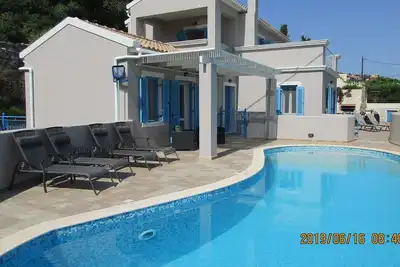 Image de Luxueuse villa avec piscine à débordement privée et vues sur la mer dégagées