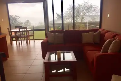 Image de Maison moderne avec vue splendide sur le lac et le volcan Arenal