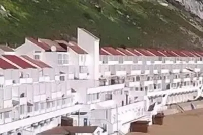 Image de Appartement en front de mer magnifiquement aménagé et rénové, rénové 2019