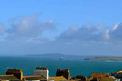 Image de Maisonnette 400m plage de Porthmeor, vue sur la mer, parking et terrasse ensoleillée. Lumineux et moderne