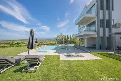 Image de Une nouvelle villa ensoleillée construite pour 11 personnes avec piscine privée et vue imprenable