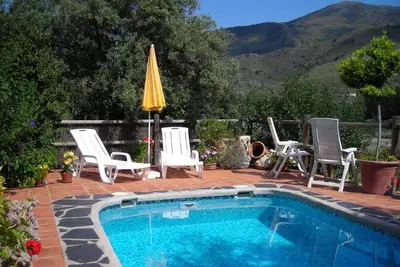 Image de Cottage de vacances confortable et calme avec piscine privée chauffée et des vues à couper le souffle