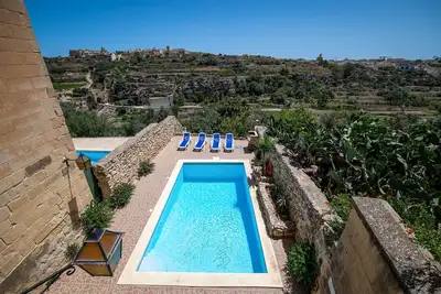 Image de Ferme typique de choix avec piscine, vues et A / C.