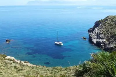 Image de Appartement dans une villa face à la mer et accès direct à Cala Rossa sentier entouré par la nature verte de la Méditerranée.
