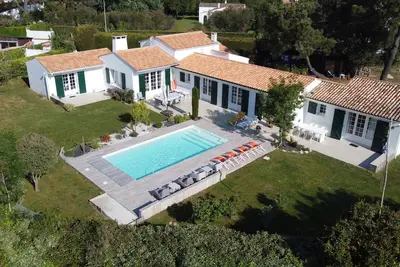 Image de Grande maison Familiale, Piscine, sur la CĂ´te sauvage Ă 5' a pied de la plage