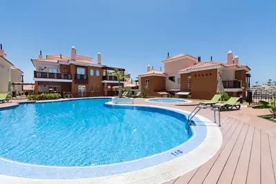 Luxe à 5 minutes à pied plat à la plage avec piscine chauffée et de l'eau de mer