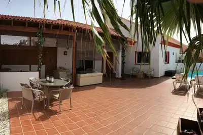 Belle villa. À quelques pas de la mer et de la ville. Piscine privée. Wi-Fi et Tv gratuits