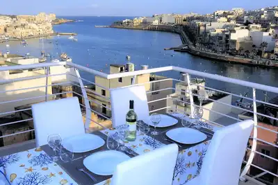 Image de Appartement spacieux, élégant et moderne de 2 chambres, terrasse avec vue imprenable sur la mer