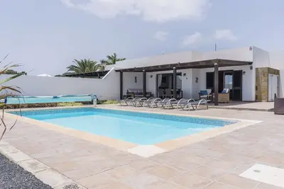 Image de Villa de 3 chambres, très privée avec vue imprenable sur la montagne, piscine chauffée