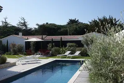 Image de Villa style loft, avec piscine chauffée, entièrement réhabilité par architecte