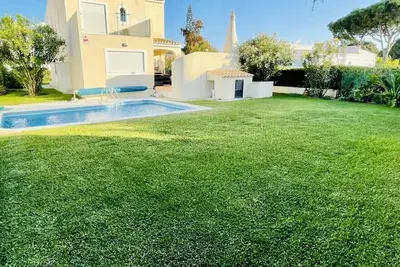 Image de Belle villa rénovée de 2019 avec 4 chambres et piscine chauffée, près du Vieux Village