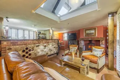 Image de Conversion de grange indépendante de luxe à Holme à côté de la mer