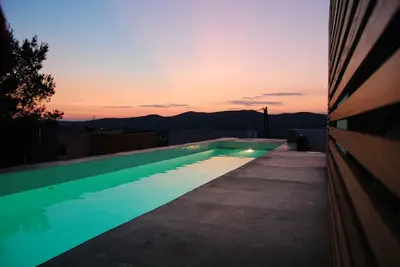 Image de Design moderne Villa / Vues, Wifi gratuit, Priv. Piscine, barbecue, climatisation dans 2 chambres Dbl