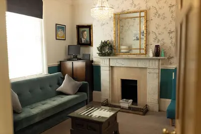 Image de Central, stylish 4brh, sleeps up to 20 people, couples to large groups welcome.