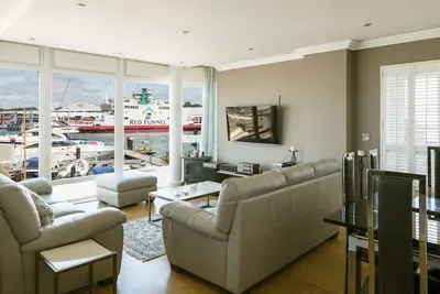 Image de Luxueux appartement au bord de l'eau de Cowes avec une superbe vue panoramique sur la marina et la mer