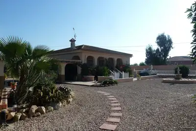 Image de Maison de campagne à 15 minutes de la plage avec une grande piscine privée