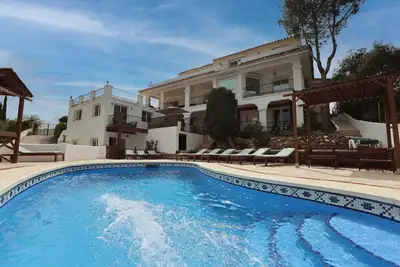 Image de Superbe villa avec appartement à Mijas avec vue panoramique sur la mer.