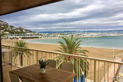 Appartement spacieux face à la plage de Roses