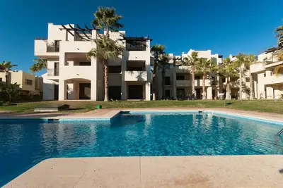Image de luxueux appartement de 2 chambres, 2 salles de bain au rez-de-chaussée adjacent à la piscine 6 couchages