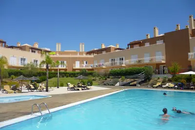 Image de Appartement au premier étage avec vue sur la terrasse de la belle piscine