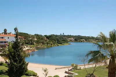 Image de Appartement avec vue imprenable sur lac et le jardin