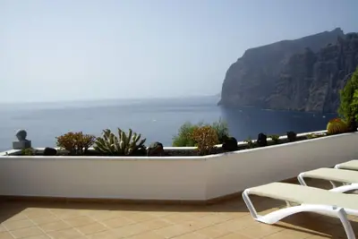 Image de Emplacement privilégié, vue imprenable sur la mer nr plage / Marina, piscine Htd, A / C WiFi Uktv