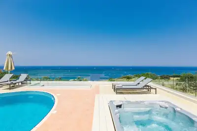 Image de Villa Kosta Mare, piscine de 50m2, jacuzzi chauffé, à distance de marche des commerces!