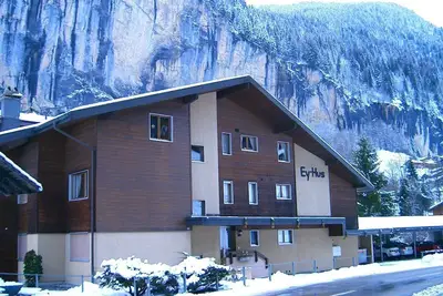 Image de Appartement au coeur des Alpes suisses avec une vue imprenable sur le balcon