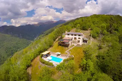 Image de Superbe villa au sommet d'une colline à Barga, en Toscane, avec piscine privée et vues spectaculaires