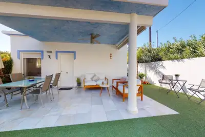 Image de Petite villa en première ligne de plage à 50m. Wifi. A/C. Parking. Barbecue. Jardin privé.