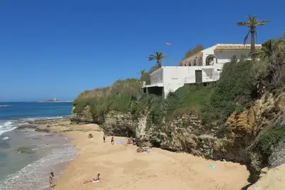 Une villa climatisée, dans un grand jardin, en première ligne de la plage