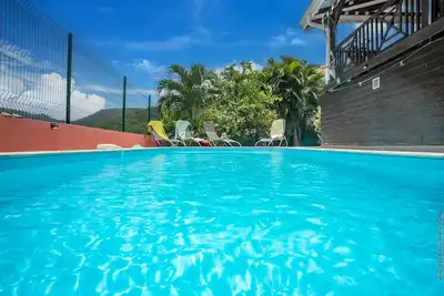 Image de Maison typique à la décoration contemporaine avec sa piscine orientée vue mer!