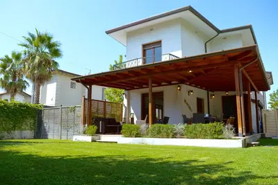 Image de Villa Forte dei Marmi à 600m de la mer avec jacuzzi dans le jardin
