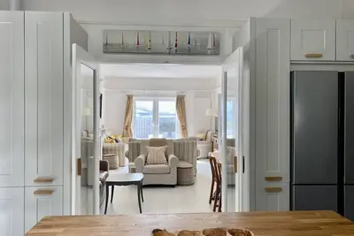 Image de Magnifique maison côtière située sur une route de plage privée calme à 1 minute à pied de la plage
