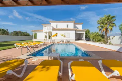 Image de Superbe spacieuse villa de 4 chambres avec piscine privée à proximité de la plage