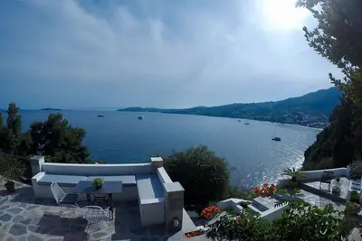 Image de Nouvelle maison entièrement équipée avec vue spectaculaire sur la mer et une petite plage juste en dessous!