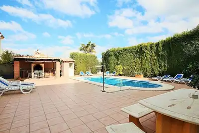 Image de Villa près de Coin avec piscine privée, tennis de table et billard - visite virtuelle 360